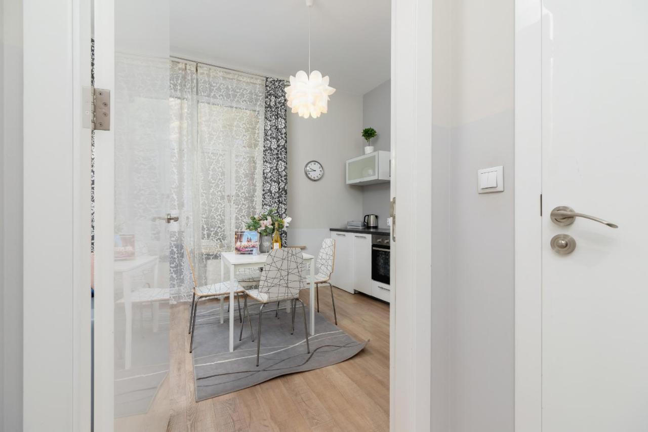 Central Planty Park Apartment Lobzowska By Noclegi Renters Cracóvia Exterior foto